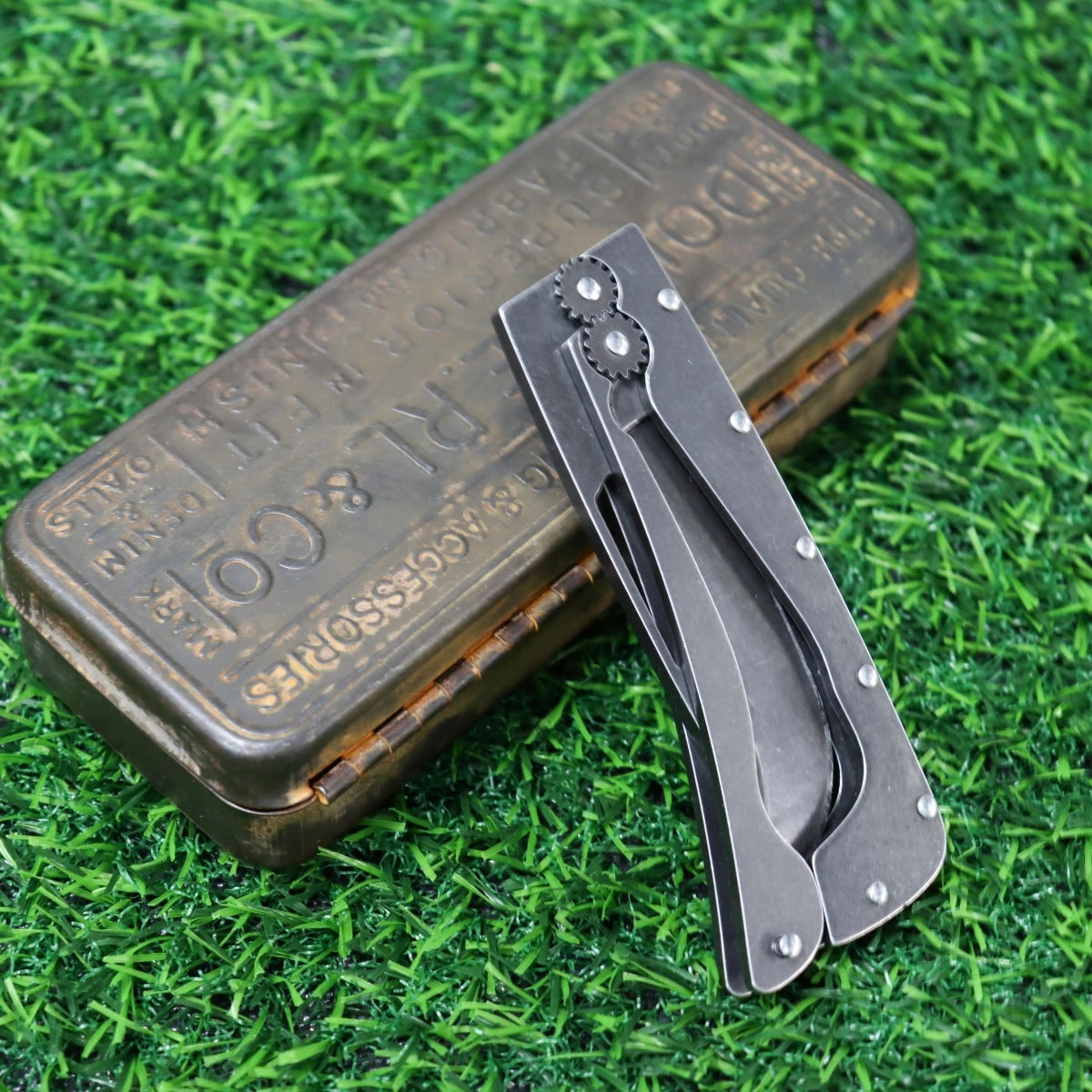 Camping EDC Folding Knife, made of stainless steel, has a unique on/off switch. It is an essential survival tool for hiking, exploring, rescuing and camping, suitable for Father's Day, birthday and Christmas gifts.