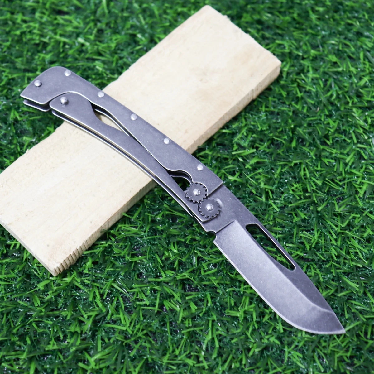 Camping EDC Folding Knife, made of stainless steel, has a unique on/off switch. It is an essential survival tool for hiking, exploring, rescuing and camping, suitable for Father's Day, birthday and Christmas gifts.