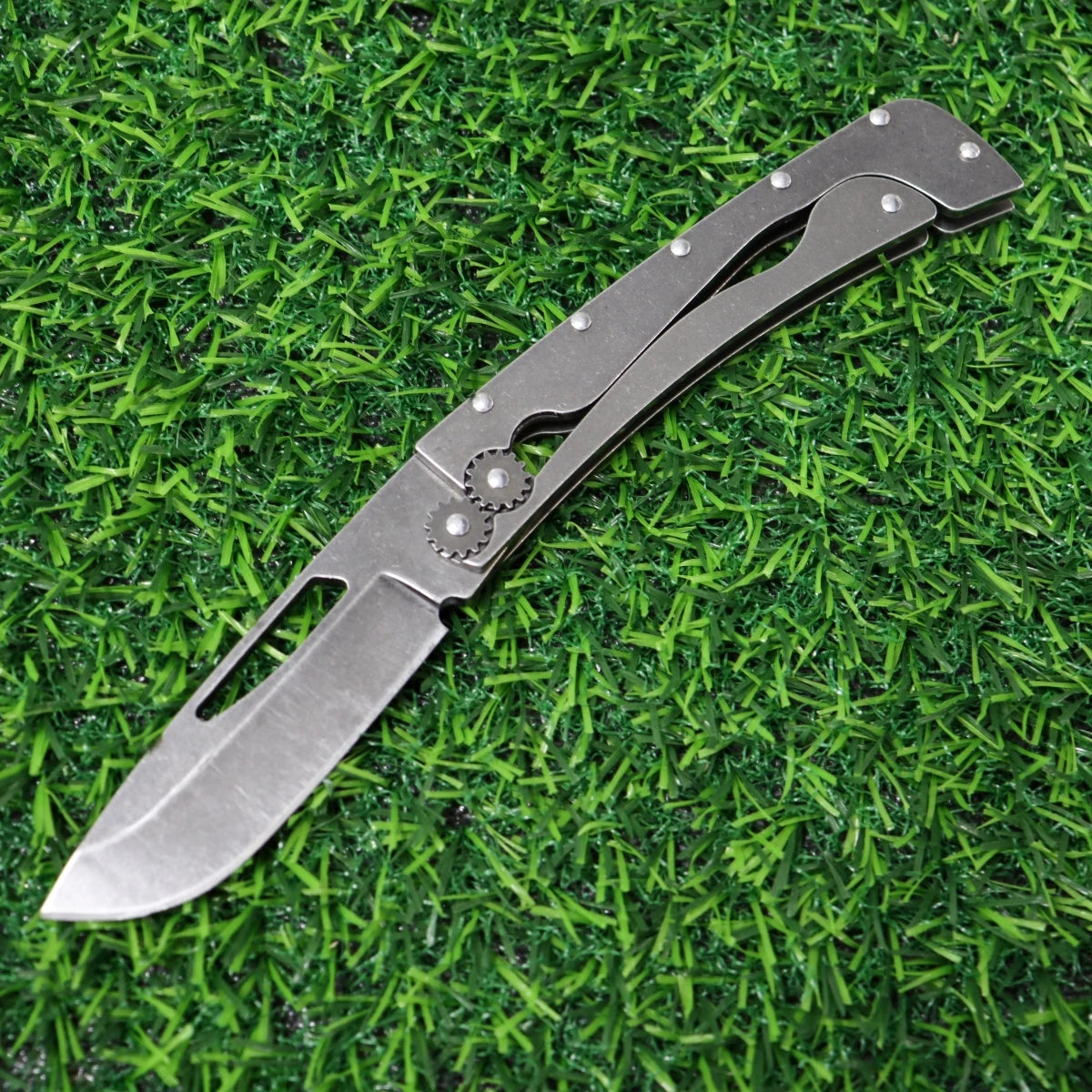 Camping EDC Folding Knife, made of stainless steel, has a unique on/off switch. It is an essential survival tool for hiking, exploring, rescuing and camping, suitable for Father's Day, birthday and Christmas gifts.