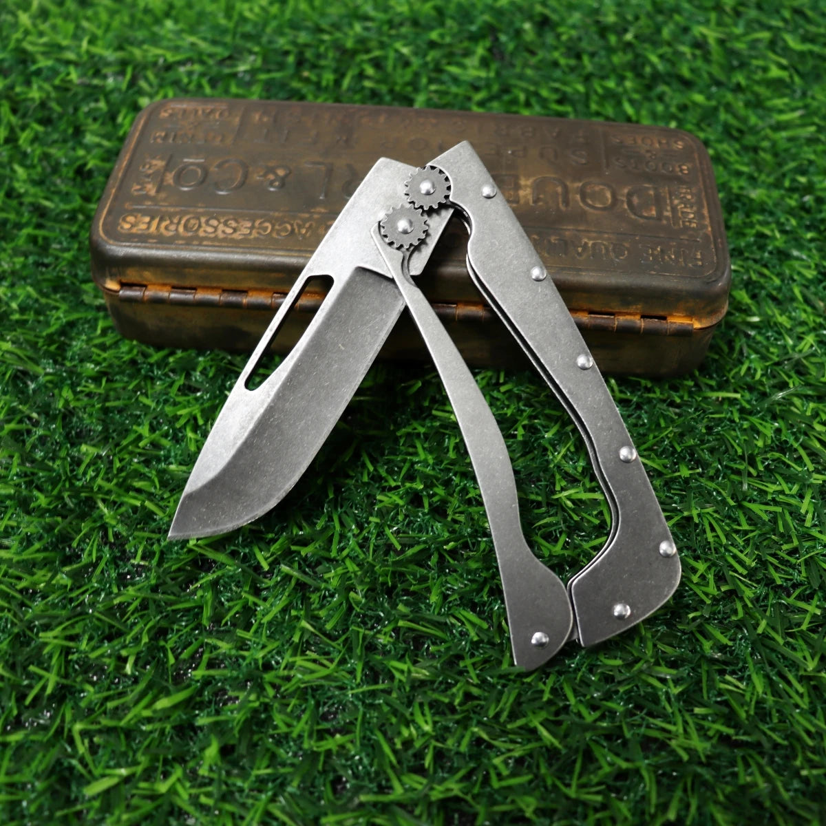 Camping EDC Folding Knife, made of stainless steel, has a unique on/off switch. It is an essential survival tool for hiking, exploring, rescuing and camping, suitable for Father's Day, birthday and Christmas gifts.